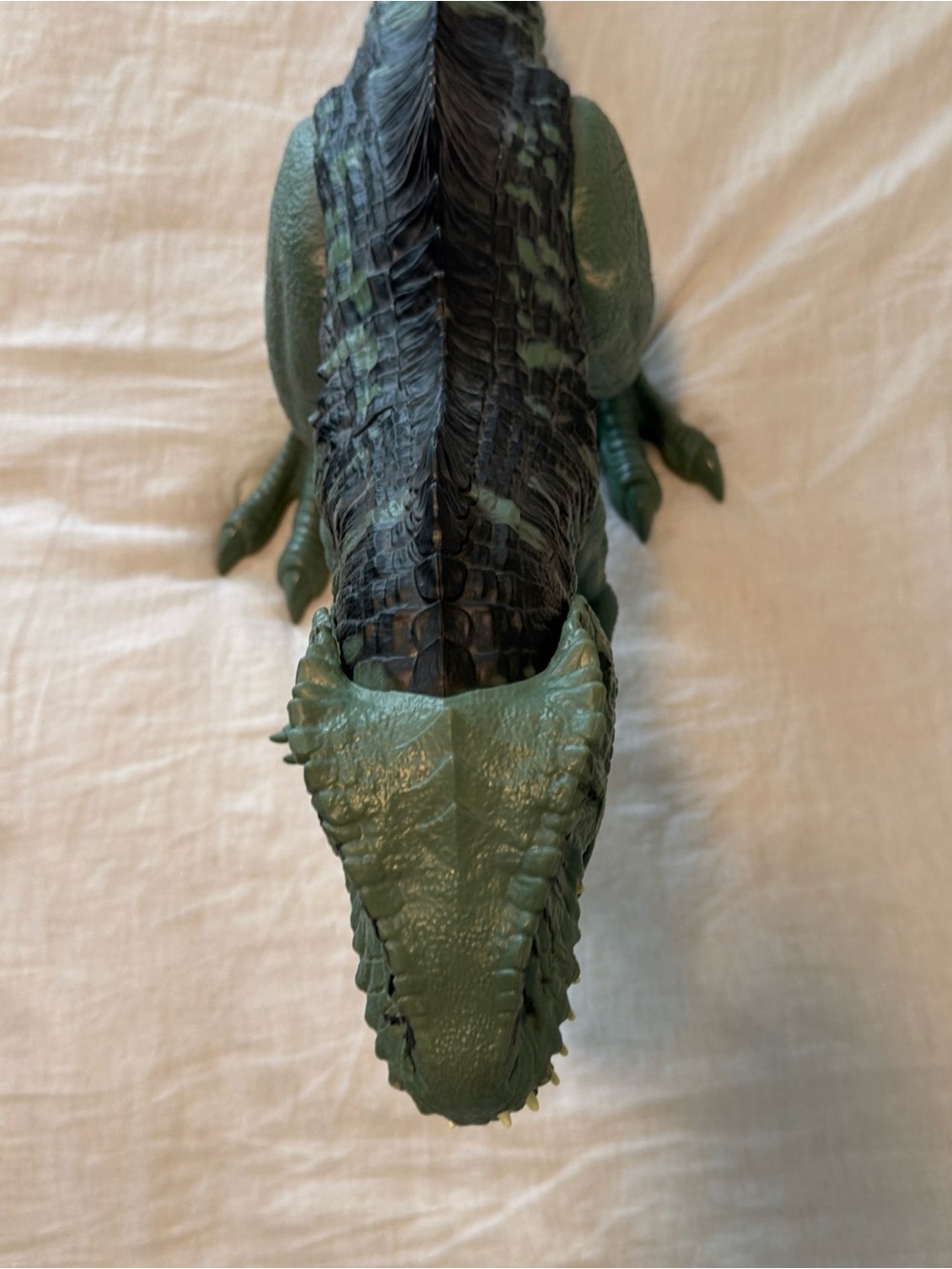 Jurassic World: Dominion Super Colossal Giganotosaurus 39'' Green Giant Dinosaur - Picture 7 of 13